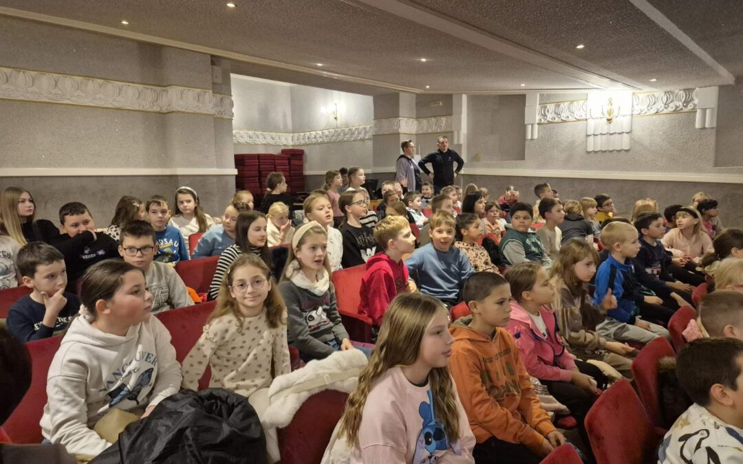 Učenici razredne nastave gledali predstavu “Alisa u zemlji čudesa”