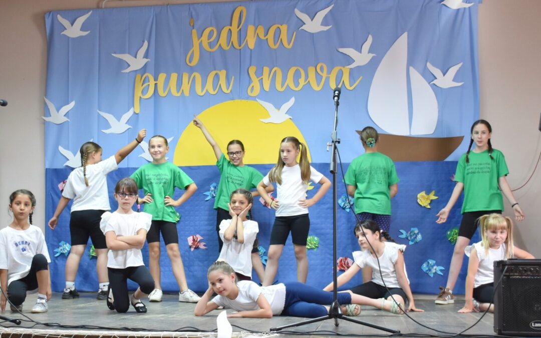 JEDRA PUNA SNOVA: Svečano i raspjevano proslavljen Dan škole!
